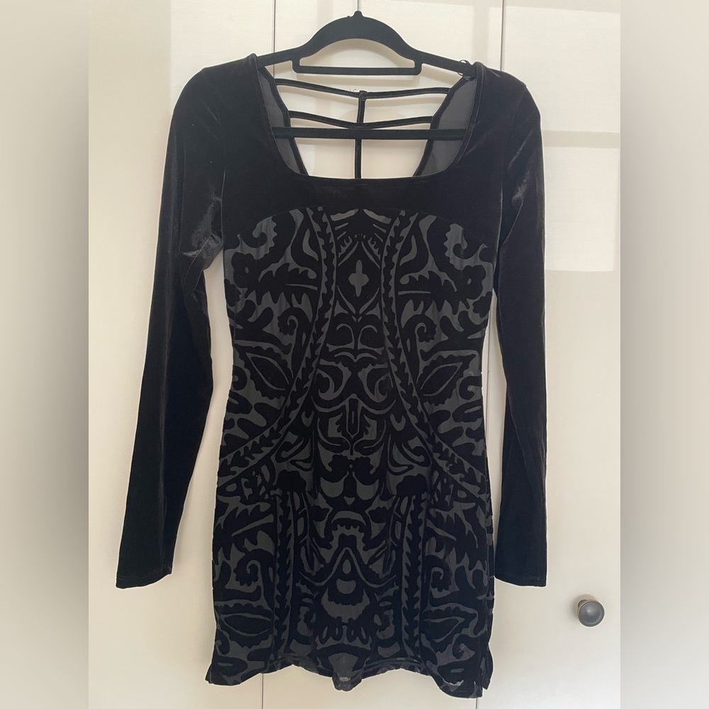📦 🚚 EVERYTHING MUST GO! Urban Outfitters Velvet Mini Dress | S - Picture 1 of 4